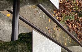 Teren intravilan 459 mp,cu o casā renovabilā