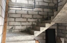 Vila cu 5 camere, 214 mp, teren de 536 mp, Targoviste-Priseaca