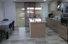 Casă individuală 5 camere, teren 2409 mp, 10 km Targoviste