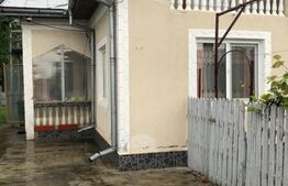 2 CASE LA PRET DE UNA IN COM. MOGOSANI 