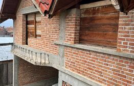 Casa de vanzare la rosu, 10 camere, 246,50 mp, zona Exterior Sud