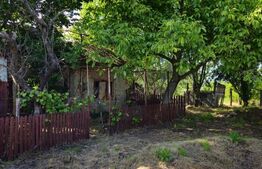 Casa de caramida, de vanzare, 1417 mp teren, zona Jugureni