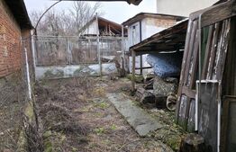 Casă cu acoperisul ars cu teren intravilan, 764 mp, zona Răzvad 