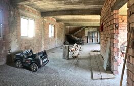 Casă (la rosu), Livadă și Pădure, Teren Generos și Plată Flexibilă – Bezdead