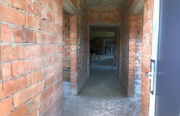 Casă (la rosu), Livadă și Pădure, Teren Generos și Plată Flexibilă – Bezdead