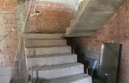 Casă (la rosu), Livadă și Pădure, Teren Generos și Plată Flexibilă – Bezdead