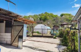 Casă P+1+M, 490 mp, teren 2.714 mp, zona Pucioasa