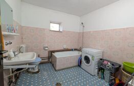Casă individuala, 75 mp, teren 2180 mp, 2 fronturi stradale, zona Pucioasa