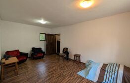 Casă individuala, 75 mp, teren 2180 mp, 2 fronturi stradale, zona Pucioasa