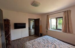 Casă individuala, 75 mp, teren 2180 mp, 2 fronturi stradale, zona Pucioasa
