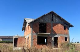 Casa de vanzare la rosu, 192 mp, teren 635 mp, zona Crevedia
