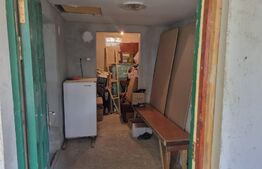 Casă individuală renovabilă, 35 mp utili, 700 mp teren, în localitatea Răzvad