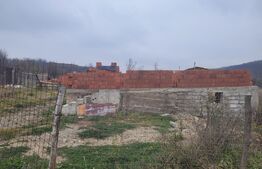 TEREN CU CONSTRUCȚIE INCIPIENTĂ 