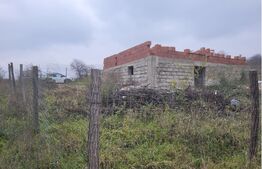 TEREN CU CONSTRUCȚIE INCIPIENTĂ 