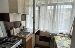 Apartament 3 camere, decomandat, etajul 2,  Zona Mall
