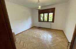 Casa de vanzare situata intr-o zona linistita, semicentral 