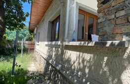 Casa de vanzare situata intr-o zona linistita, semicentral 