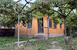 Doua casa de vanzare, teren intravilan 1773 mp, zona Stolojani