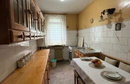 Apartament cu 3 camere, etajul 1, decomandat
