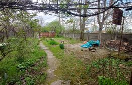 Casa de vanzare, la strada principala, zona ARCANI 