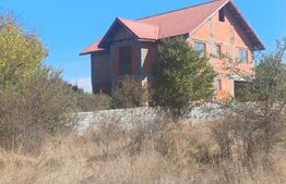 Casă cu beci si etaj,  teren aferent de 16000 mp, situată în Arcani