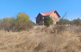 Casă cu beci si etaj,  teren aferent de 16000 mp, situată în Arcani