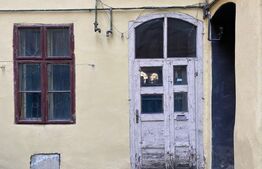 Apartament 2 camere, 45 mp, parter, decomandat, tavan înalt, Piața Trandafirilor