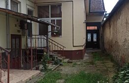 Casa 3 camere semicentral in curte comuna