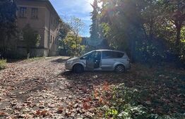 Apartament cu o camera+dependinte in curte comuna