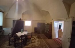 Casa boiereasca, 300 mp si 1890 mp teren, semicentral, in Ludus