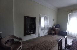 Casa boiereasca, 300 mp si 1890 mp teren, semicentral, in Ludus