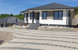 Casa pe un nivel, 138 mp utili, curte privată-Corunca