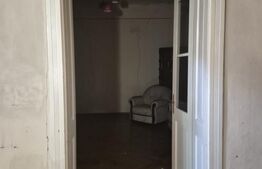 Casa, zona centrala, curte comuna