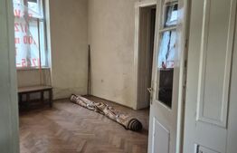 Casa, zona centrala, curte comuna