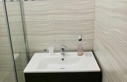 Casa 2 camere curte comuna cu acces separat zona centrala