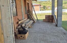 Casa in rosu cu 1500 mp teren 