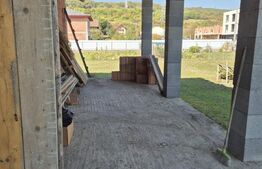 Casa in rosu cu 1500 mp teren 