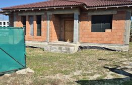 Casa in rosu cu 1500 mp teren 