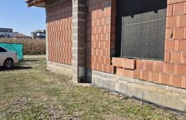 Casa in rosu cu 1500 mp teren 