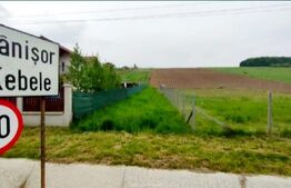 Teren de vanzare la intrarea in Sanisor