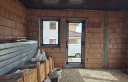 Vila noua de vanzare la intrare in Corunca