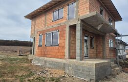 Vila noua de vanzare la intrare in Corunca