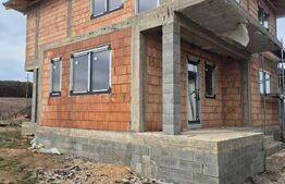 Vila noua de vanzare la intrare in Corunca