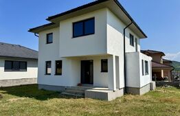 Vila noua de vanzare la intrare in Corunca