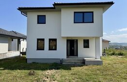 Vila noua de vanzare la intrare in Corunca