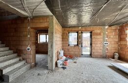 Vila noua de vanzare la intrare in Corunca