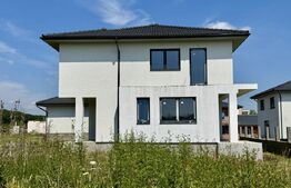 Vila noua de vanzare la intrare in Corunca