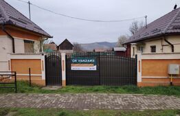 Proprietate cu 2 case in centrul localitatii Ogra