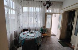 Proprietate cu 2 case in centrul localitatii Ogra