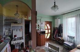 Casa cu 2 apartamente in Livezeni